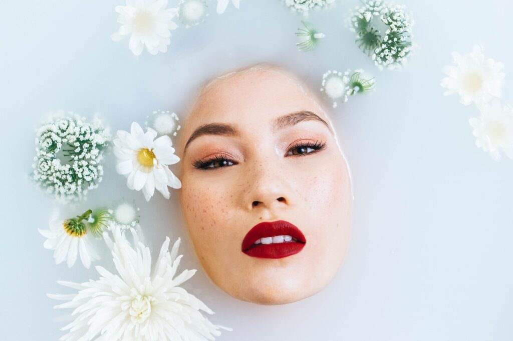woman-2498668_1280 Nutrição Funcional para Pele e Cabelo – Como Vitaminas e Minerais Específicos Afetam a Beleza