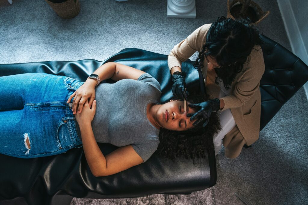 pexels-grovebrands-15764071 Dermaplaning – A Técnica de Remoção de Pelos e Células Mortas que Melhora a Textura da Pele